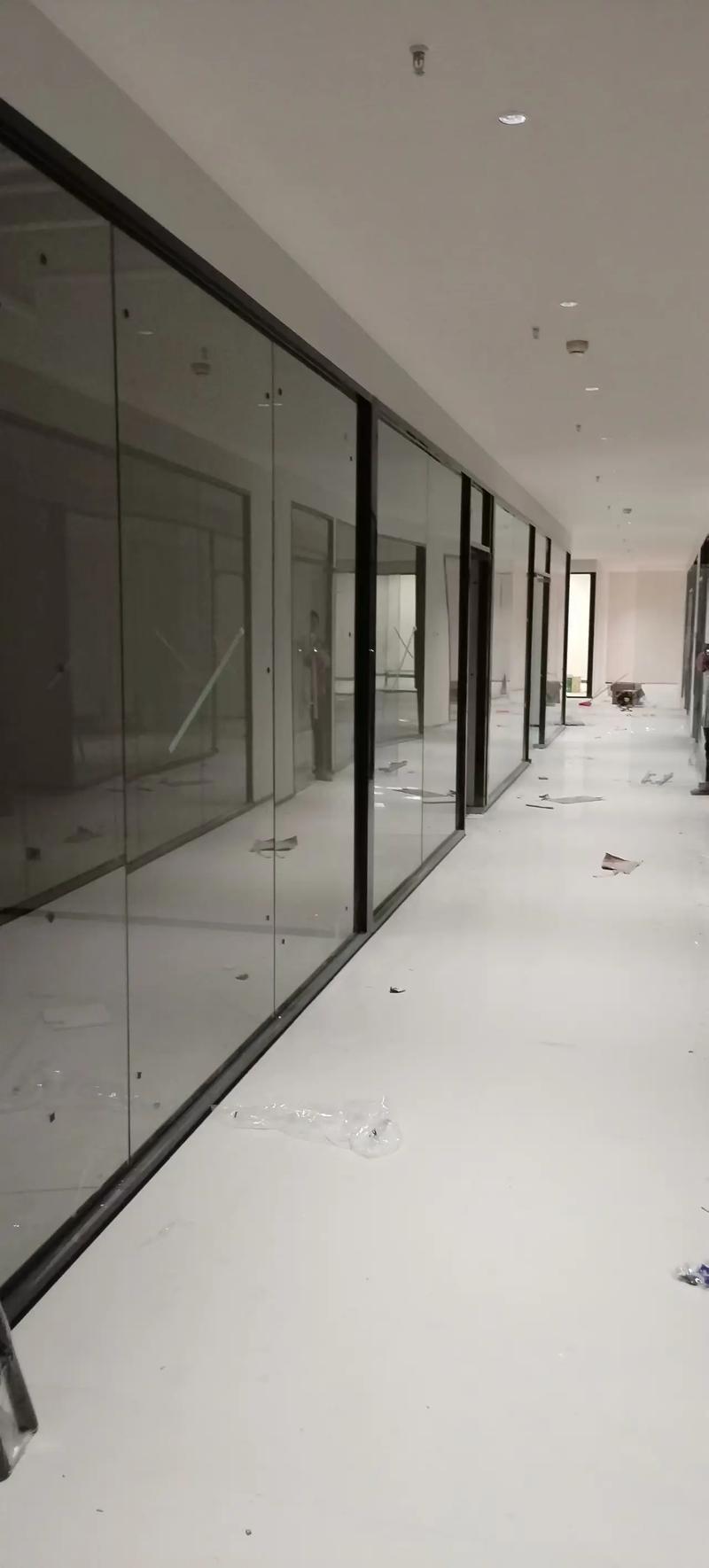 铝合金玻璃隔断：提升空间美感的秘密武器