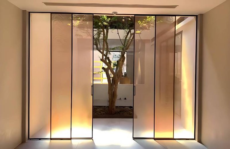 办公空间变革：玻璃隔断引领未来趋势